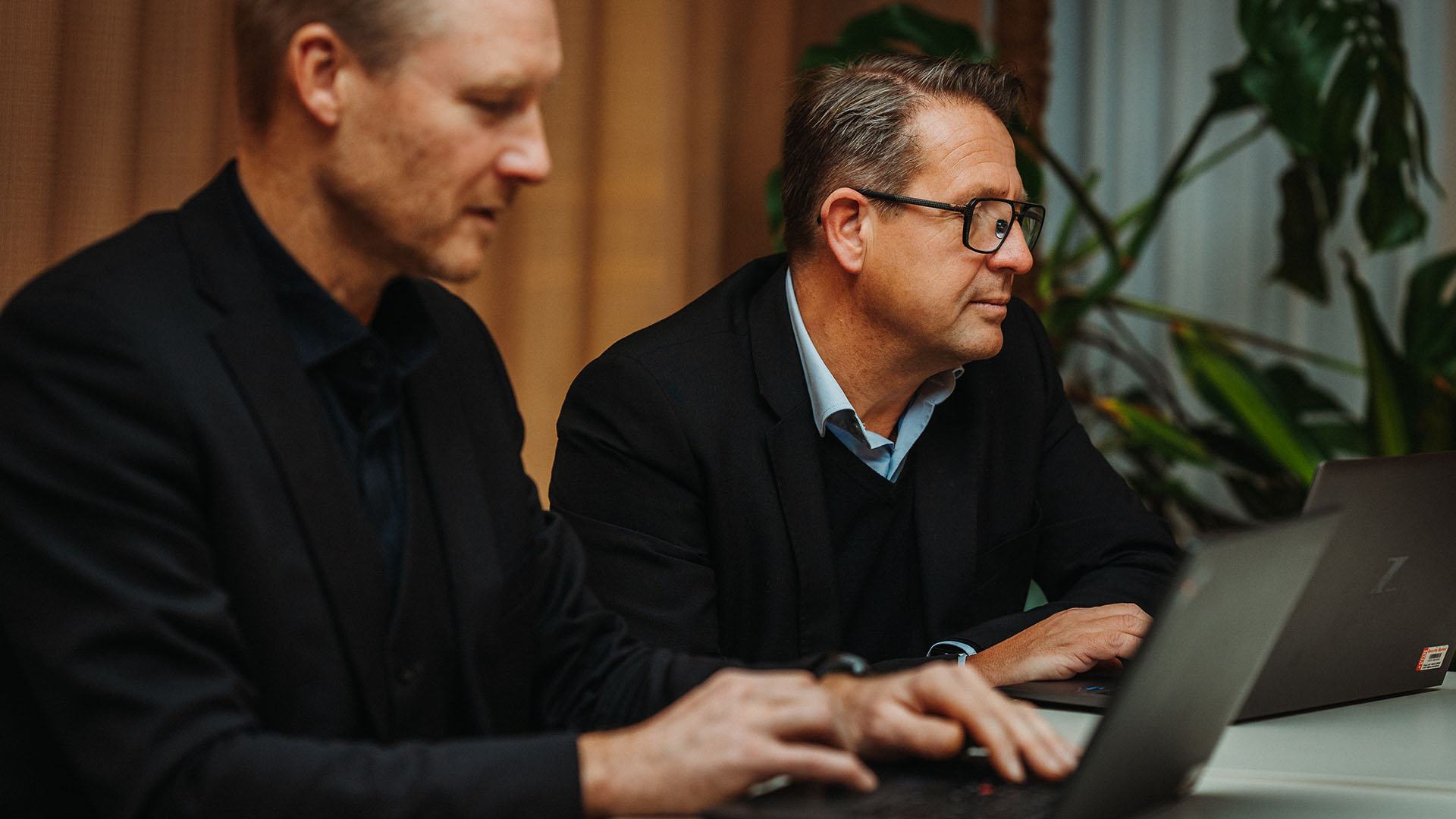 Knivsta kommun två personer arbetar vid varandra