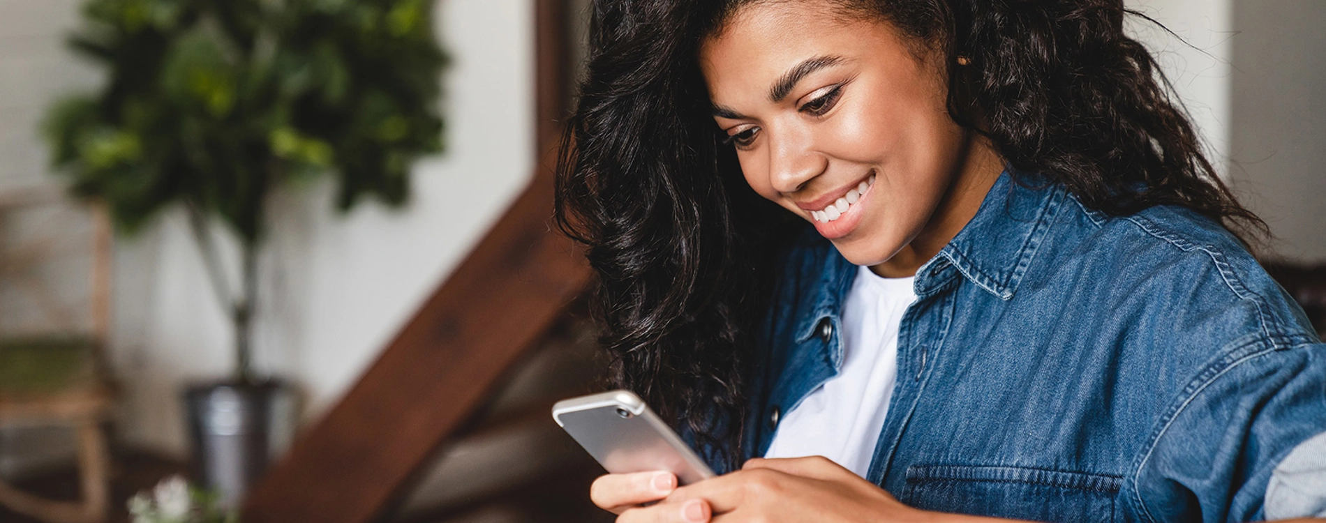 Kvinna sitter med en smartphone