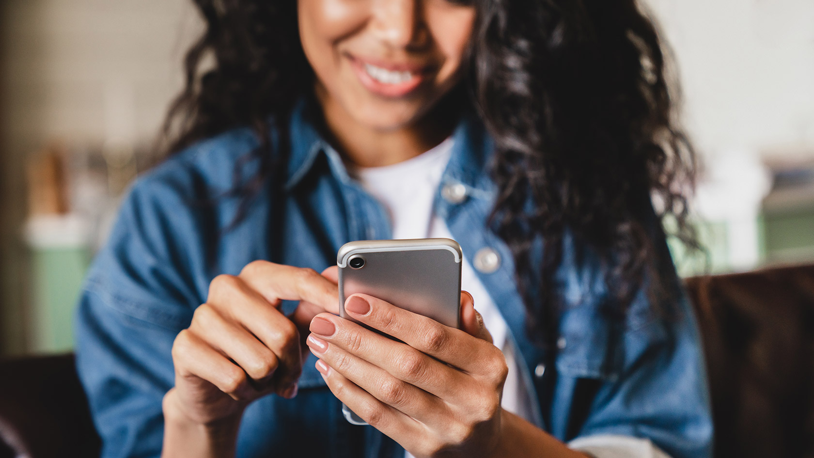 Kvinna som håller en smartphone