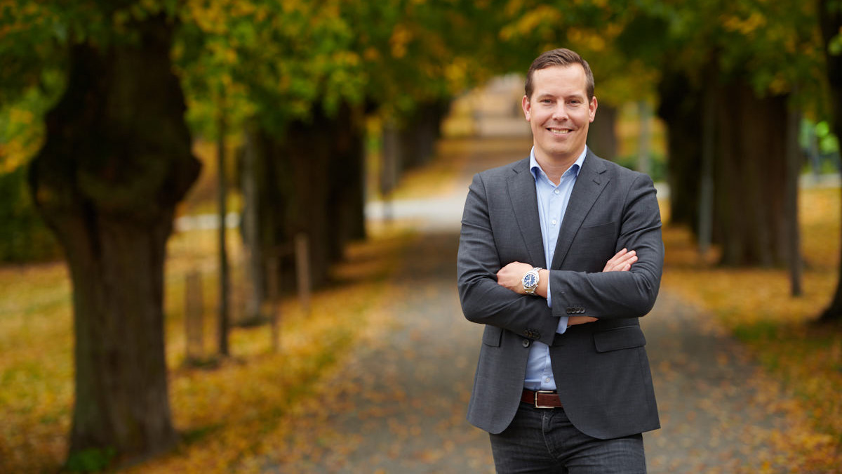 Linus Wallin står i en höstig allé