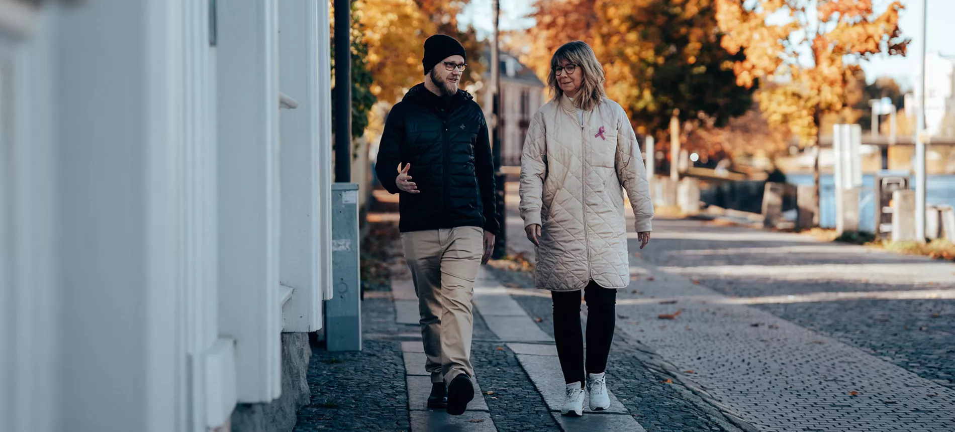 Man och kvinna gåendes | Karlstads Kommun