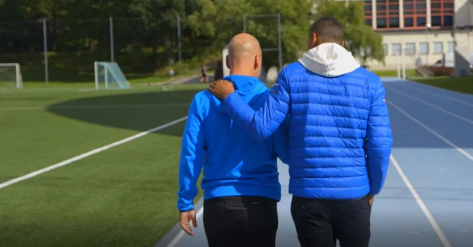 Ateas vd Carl-Johan Hultenheim och friidrottaren Michel Torneus gående på en löparbana