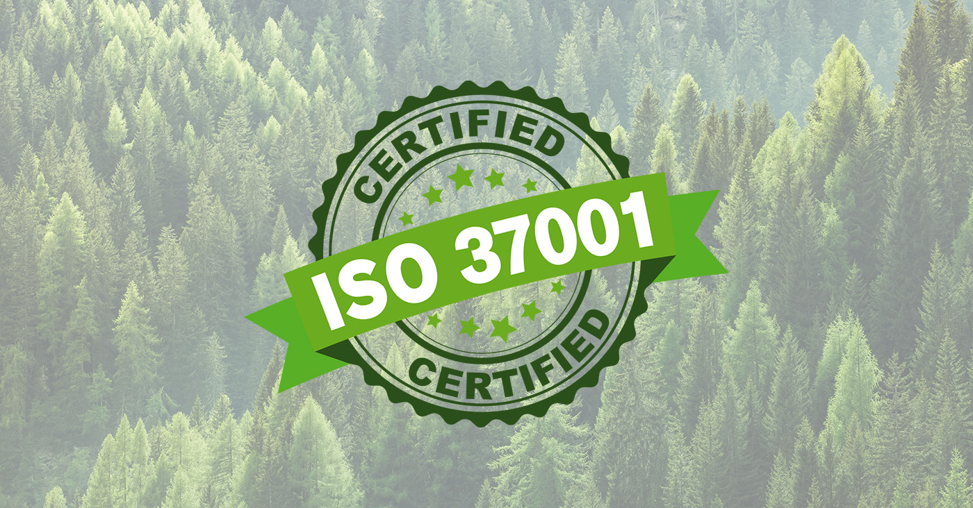 Bild på en skog med ISO 37001 logo