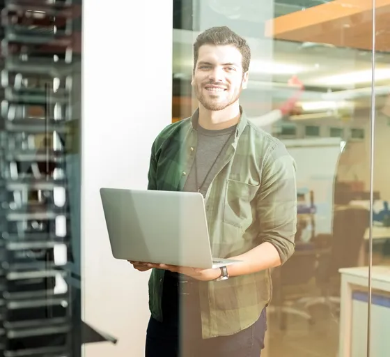 Atea CloudTrack - man står leende vid ett datacenter