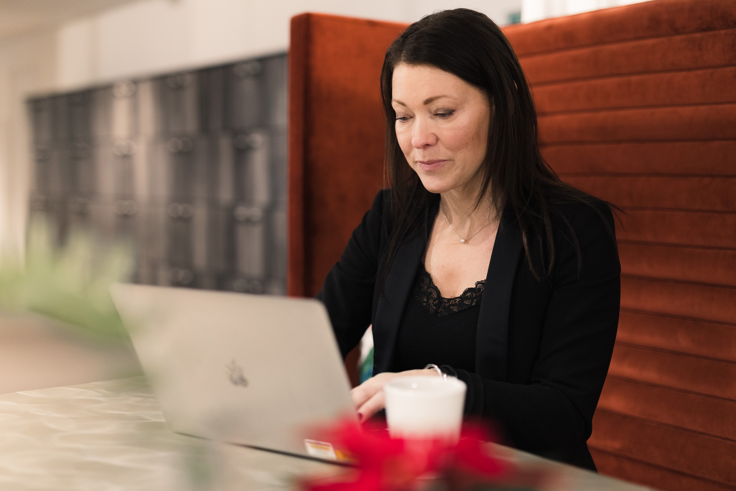 Kvinna sitter och arbetar med en dator