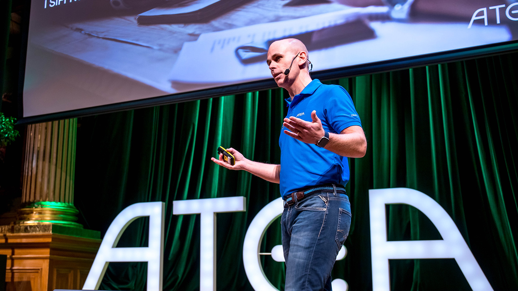 Carl-Johan Hultenheim, vd Atea Sverige på en scen