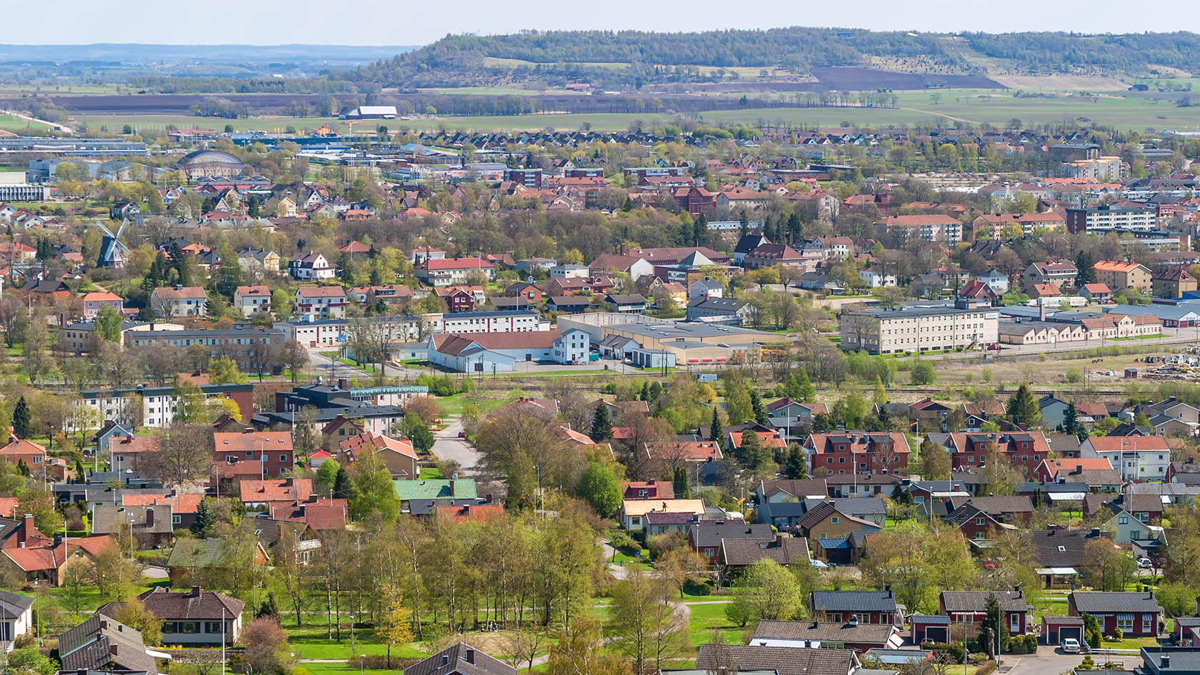 Vy uppifrån på ett samhälle i Sverige