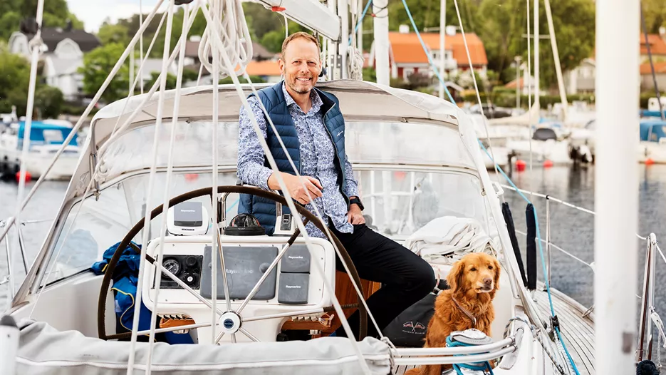 Örjan Johansson poserar på en segelbåt