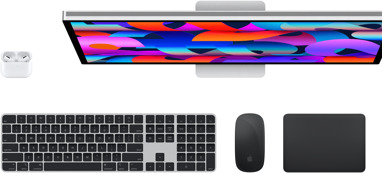 AirPods, Studio Display, Magic Keyboard, Magic Mouse och Magic Trackpad sedda ovanifrån.