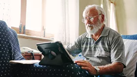 Äldre ensam man vid dator
