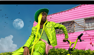 En bild av en person i en färgglad outfit på skärmen på en MacBook Air visar Liquid Retina-skärmens färgomfång och upplösning