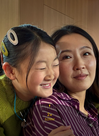 Funktionen 2× tele används för att zooma in ett berg som är täckt av träd och växtlighet