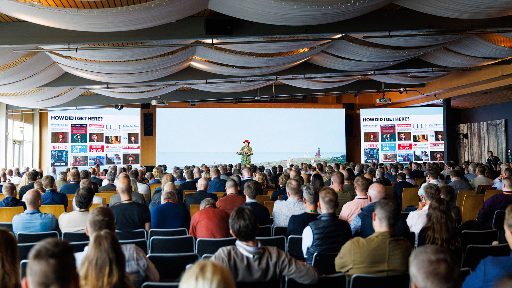 Brittany Kaiser på scenen under Atea Bootcamp