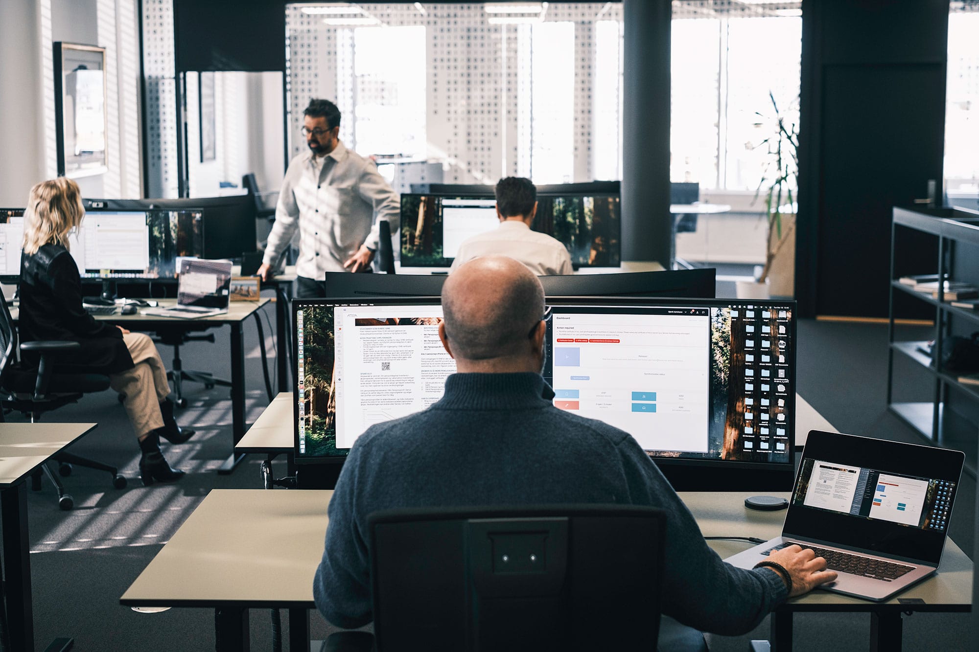 Personer i kontorsmiljö