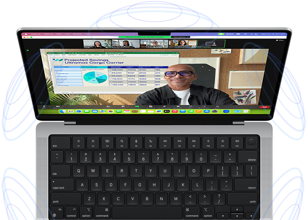 En MacBook Pro omgiven av blå cirklar som illustrerar den tredimensionella upplevelsen av rumsligt ljud. På skärmen syns hur en person använder funktionen Presentatörsöverlägg i ett Zoom-möte för att synas i bild framför innehållet som presenteras