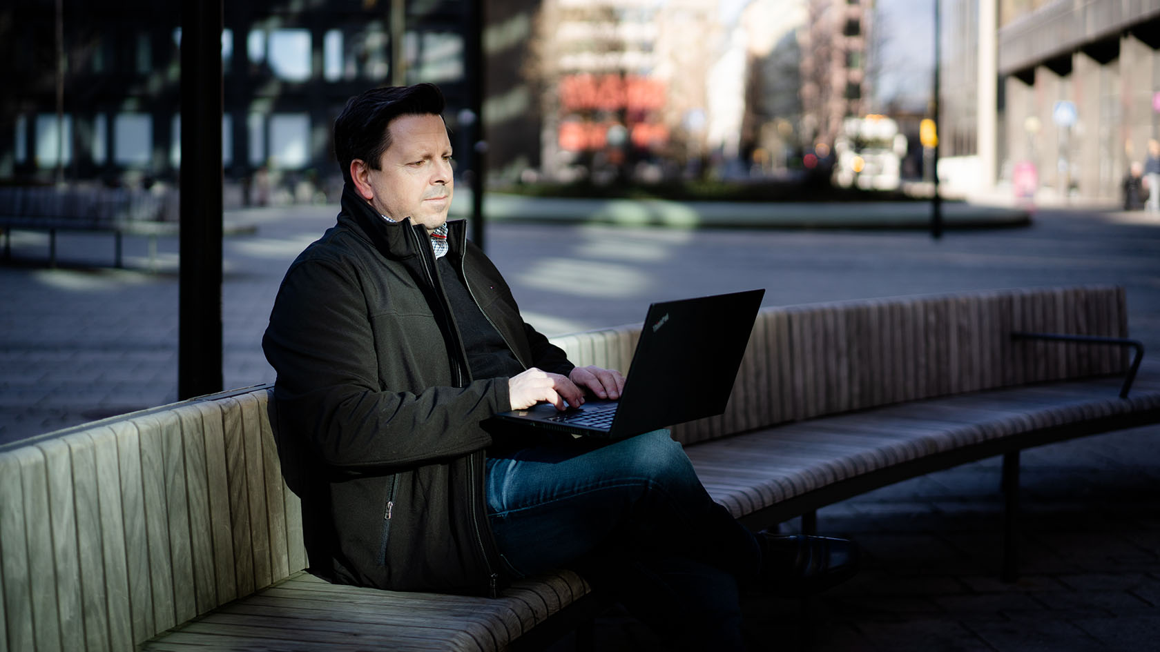 Anders Weimarsson sitter vid dator