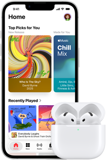 iPhone 17e, sedd framifrån, appen Apple Music med hemskärmen öppen, bredvid AirPods 4 i ett öppet MagSafe-laddningsetui