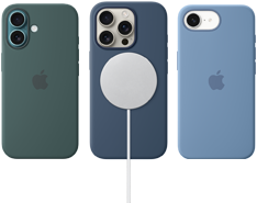 Olika iPhone-tillbehör med MagSafe. Blågrönt silikonskal med MagSafe till iPhone 16, denimblått silikonskal med MagSafe till iPhone 16 Pro med en vit MagSafe-laddare ansluten, vinterblått silikonskal till iPhone 16e