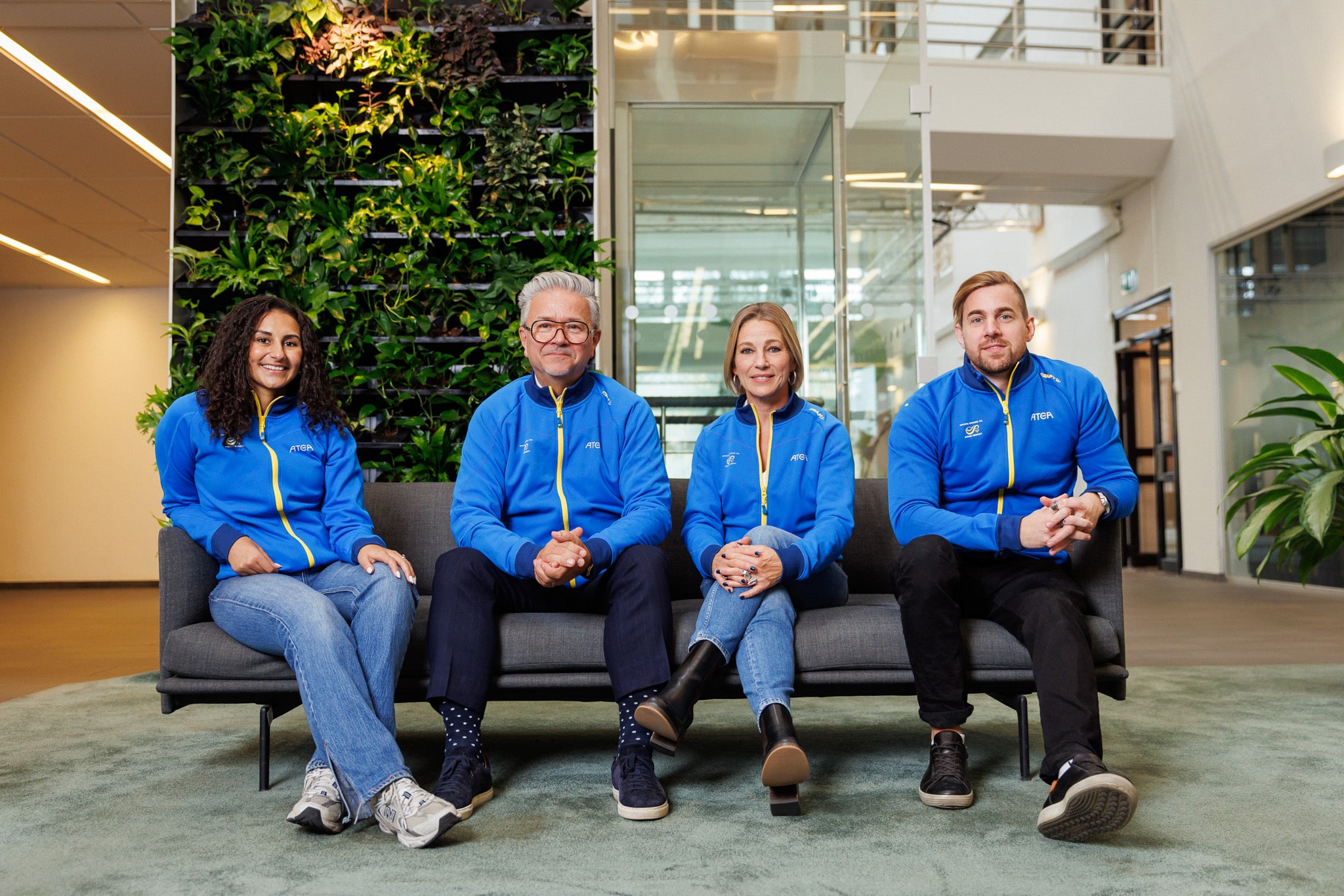 Atea-medarbetare i soffa