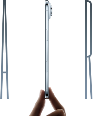 En tumme och ett pekfinger som håller iPhone Air, sedd från sidan, himmelsblå, mycket tunn profil, Fusion-kamerasystem, knappar: sidoknapp, kamerareglage