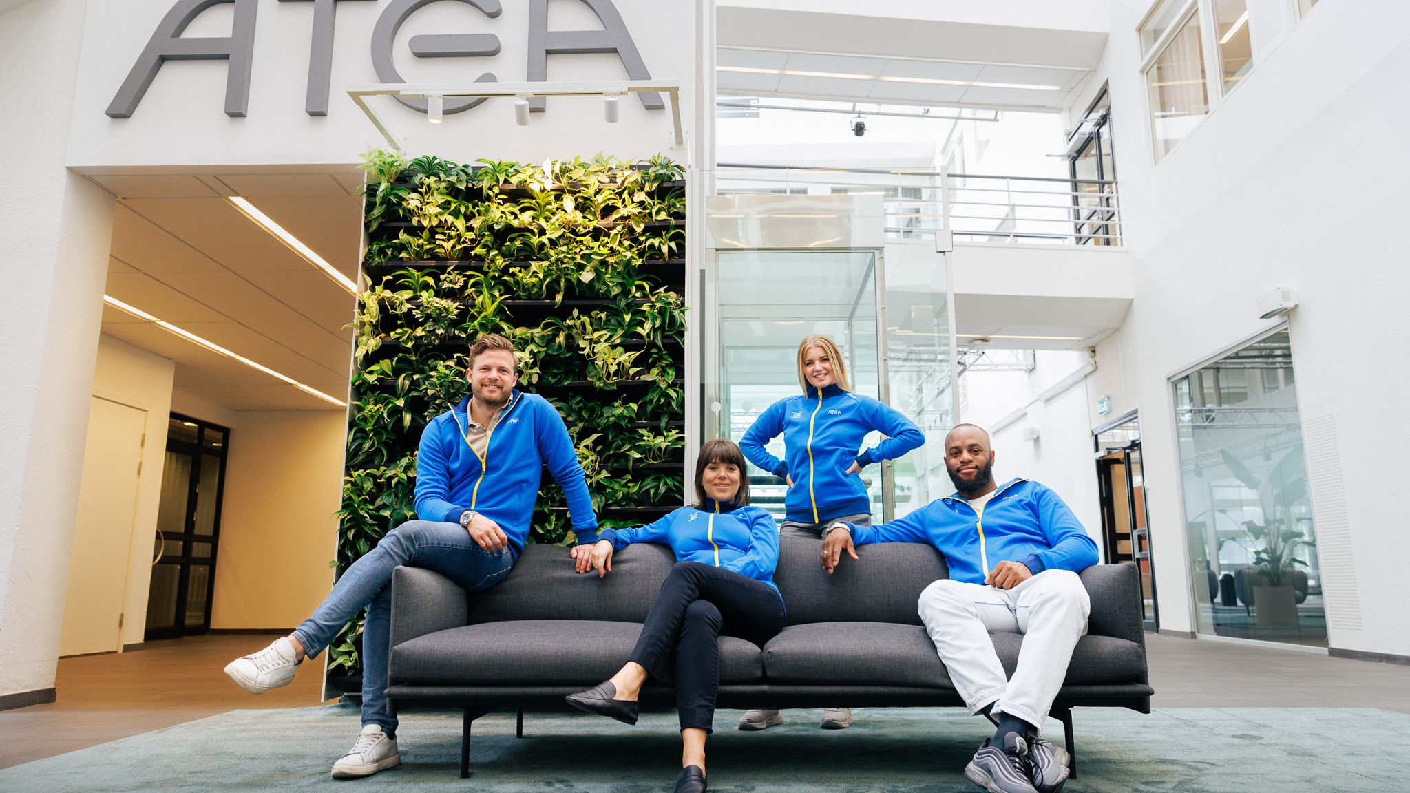 Atea-medarbetare sitter i en soffa