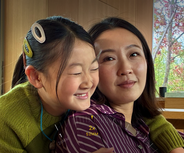 Funktionen 2× tele används för att zooma in ett berg som är täckt av träd och växtlighet